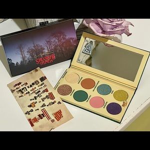 ✨🆕RELEASE✨(NWT) MAC X Hawkins Class Of 1986 Eye Palette/M·A·C X STRANGER THINGS